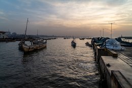 Accra;-Ghana;-Jamestown;-fishing-harbour;-Jamestown-harbour;-breakwater;-quay;-pirogue;-wooden-fishing-boat;-sunrise;-skyline;-port-infrastructure;-artisanal-fishing;-fishing-community;-Gulf-of-Guinea;-West-Africa;-modernisation;-documentary-photography;-Kaleidos;-Kaleidos-images;-La-parole-à-limage;-Stories-Pictures;-Tarek-Charara